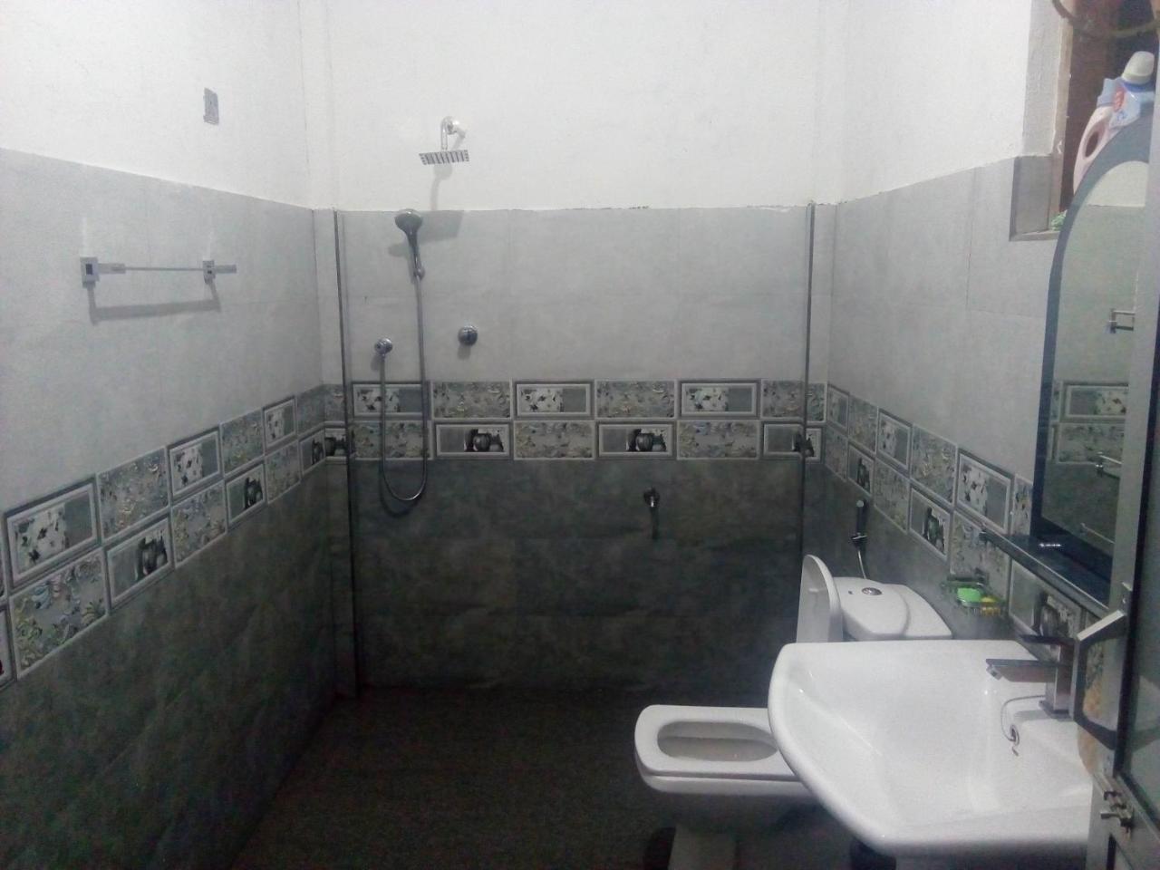 Dinesh Guest House 카타라가마 외부 사진