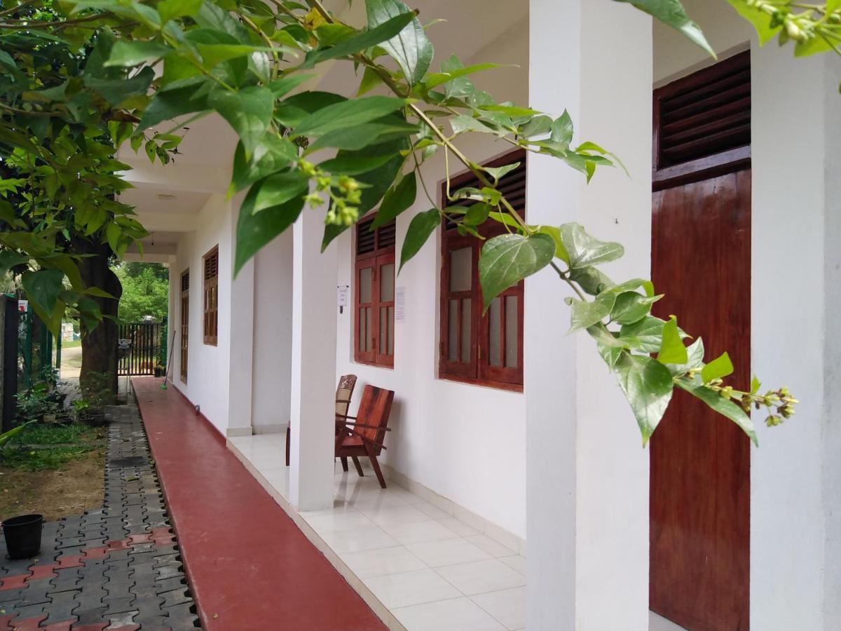 Dinesh Guest House 카타라가마 외부 사진